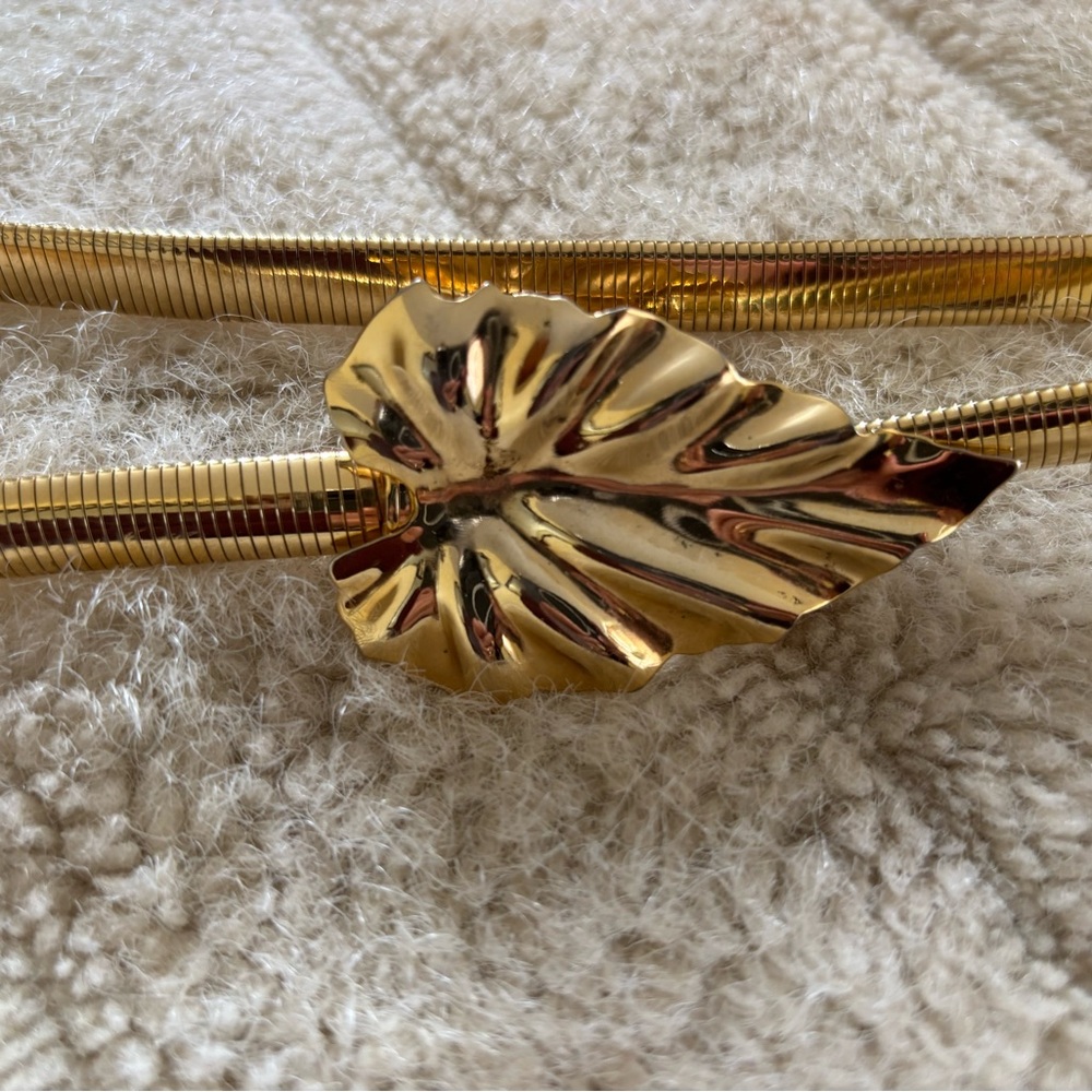 Vintage gold snake belt with leaf buckle mint!